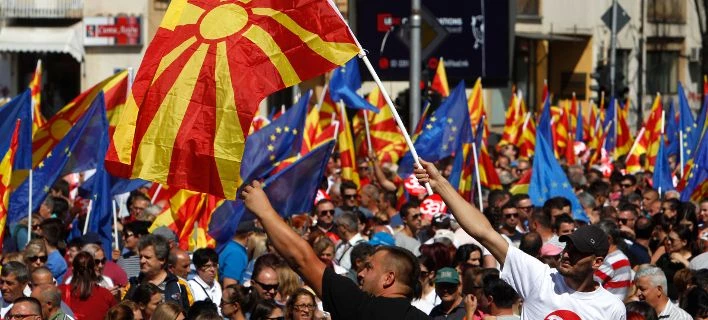 Bloomberg: Η συνέχιση του Ψυχρού Πολέμου περνάει από τα Βαλκάνια-Ο ρόλος του δημοψηφίσματος στα Σκόπια